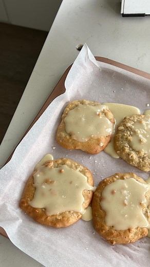 Sophie Fisher on Instagram: "tahini cookies with maple glaze 🤎 recipe below. Made them using my fave new pieces from @countryroadhome 🫶🏼 -cookies 1/2 cup tahini 1/3 cup maple syrup 1 egg 1/2 cup oats 1/2 tsp baking powder Sea salt, to taste 1 tsp cinnamon -glaze 1/3 cup icing sugar 1 tsp maple syrup 1 tsp boiling water Preheat oven to 180C. Place all cookie ingredients in a mixing and stir until well combined. Form rounds by scooping heaped tablespoons onto a tray lined with baking paper (the