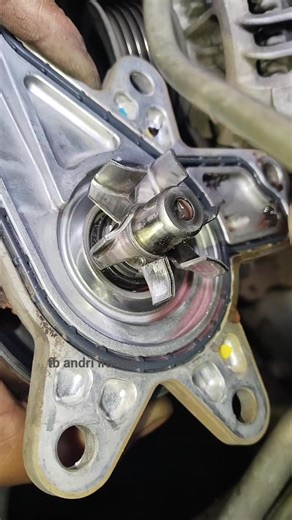 removing the Toyota 1NR-VE engine water pump‼️ #reelsvideo #automotive #automechanic #engineering | Andri Irawan