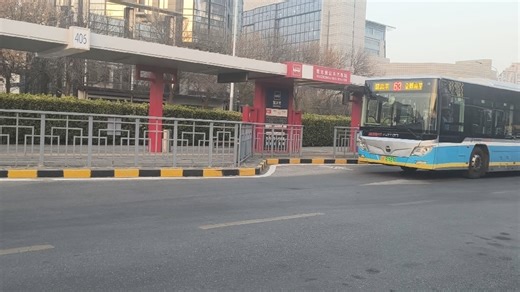 63路''白头-47电鹰''BJ6123EVCA-47 2635917号，在慧忠里起始站出站。#北京#北京公交#公交车#公交站#随拍#记录#城市公交