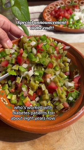 🇲🇽 food can be diabetes-friendly! New ebook: Diabetes 101 out now find it 🔗 in my b!o 💛 Includes: A full guide to learn about diabetes, pre-diabetes and insulin resistance ✨ All about carbs, types of carbs, how to pair them, portions and more 🍞🧇🥔 How to balance your meals with specific food groups 🥕🥑🌯 Meal plans for breakfast, lunch, dinner, and snacks 🍲🌮🌶️ 20 diabetes-friendly recipes 🥙🫓🥑 & more 💛 #mexicana #diabetes #diabetestipo2 #healthyrecipes #healthyliving #mexicantiktok 