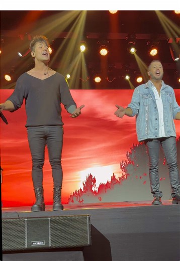 Gravação do DVD do Hugo e Tiago em Bauru - SP. 🎶🎤 Tem músicas que ao vivo batem diferente… Essa é uma delas 😮‍🔥 Você cantaria do começo ao fim? 👇 Comenta aqui #hugoetiago #sertanejo #viral #fyp #viralvideos