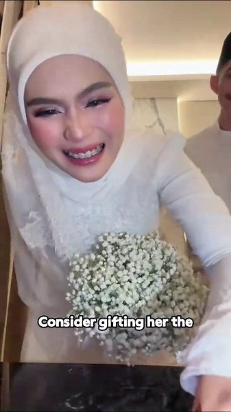 10.1-inch Kodak Wi-Fi digital photo frame, with a deep brown wooden border, simple yet elegant, captures the moments of love💕💕💕#kodak #digitalphotoframe #photoframe #love #homedecor #memories #moment #perfectgifts #girlfriend #familylove #giftideas #christmas #touchscreen #uniquegifts