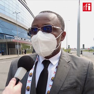 La CAN de football a débuté avec un protocole sanitaire strict : vaccination et test négatif sont exigés, soit via un PCR de moins de 72h, soit avec un antigénique de moins de 24h. Un protocole contraignant dans un pays où moins de 3% de la population était vaccinée avant le début du tournoi. Alors comment se passent les contrôles au stade ? Exemple à Douala, où les (quelques) spectateurs d’Algérie-Sierra Leone ont du montrer patte blanche ce mardi pour pouvoir se rendre au stade de Japoma. | RF