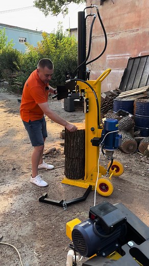 Efficient Log Splitting Techniques with a Hydraulic Machine