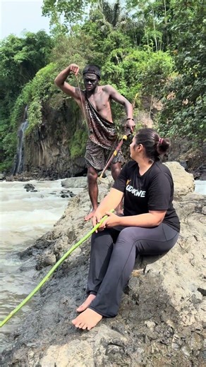 Unbelievable River Hunt – Hadzabe Hunter Catches Fish Using Only His Mouth#bushcraft