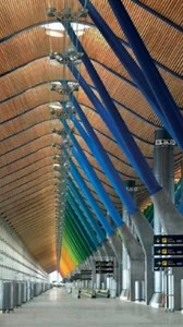 El Aeropuerto Adolfo Suárez Madrid–Barajas, inaugurado en 1933 y con el nombre de su actual patrón desde 2014, es una de las infraestructuras más importantes de España, no solo por su volumen de tráfico, sino también por su contribución a la arquitectura moderna. A lo largo de los años, el aeropuerto ha sido ampliado y modernizado en diversas ocasiones, pero la intervención más significativa fue la realizada en la Terminal 4 (T4), cuya construcción finalizó en 2006. Este proyecto, llevado a cabo