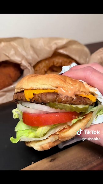 I visited Ruby D's Burger Joint in Downtown Tulsa, a 100% plant-based restaurant that also offers gluten-free options. While they're currently only serving to-go orders, they have plans to open their dining room in the near future. #tulsaok #tulsaoklahoma #tulsafood #tulsarestaurant