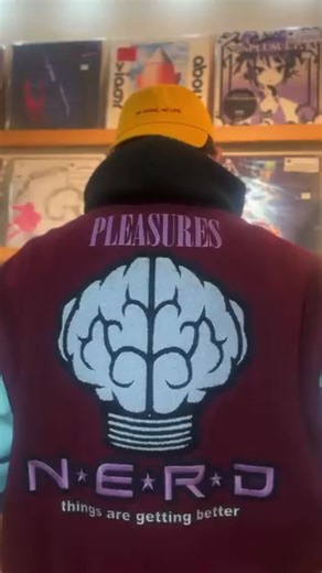No Music, No Life. 🧢 頭上戴的是 Tower Records 的經典標語， 身上穿的是 N.E.R.D（No One Ever Really Dies）的聯名外套。 這兩句話剛好概括了我們對音樂的全部信仰： 「沒有音樂就沒有生活，因為音樂，所以靈魂不滅。」 這是我每天的生活寫照，今天這身穿搭，也必須配上他們最經典的黑膠才對味。 值得一提的是，影片中這張《In Search Of...》白膠，就是我超愛、邀來Spymob樂團合作以真實樂器演奏去重新詮釋的版本。 體現了透過full band形式繼續探索其psychedelic hip hop功架無限可能性的驚人格局，也更進一步反映出其傳統psychedelic/soul/funk底蘊，現在回頭聽依然走得很前面。 剛好整理四樓唱片行 @mmrecords_taipei 架上的時候翻到這幾張，希望是有緣且識貨的朋友把它們帶回家。 也想問問大家一個對我來說超兩難的問題：講到Pharrell 的音樂生涯，你是更愛他在N.E.R.D的樂團狂氣，還是他在The Neptunes時期的製作金曲？（我個人投 N.E.R.D 一票 �