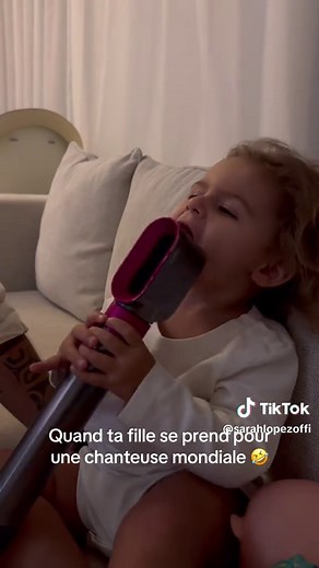 ‏Quand ta fille se prend pour une chanteuse mondiale 🤣