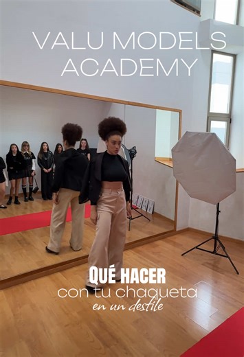 TIP DE PASARELA . Como mover y colocar tu chaqueta en un desfile . Saber llevar complementos con estilo y moverlos para que destaquen en pasarela es un arte que requiere mucha práctica . Guárdate este tip y ensaya delante de un espejo si quieres dejar de ser una modelo amateur . #pasarela #academiademodelos #agenciademodelos #modelos#cursodemodelaje