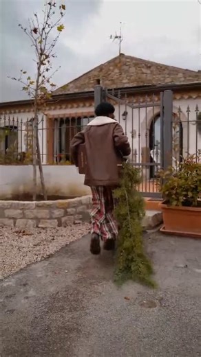 𝙲𝙻𝙰𝚄𝙳𝙸𝙰 𝙻𝙸𝙰 𝙴𝚅𝙴𝙽𝚃 on Instagram: "Godetevi ogni gesto, ogni profumo, ogni silenzio... perché è nell’attesa che vive la meraviglia. C’è qualcosa in quell’aroma che ferma il tempo, che sospende la frenesia. L’outfit è comodo, ma in casa lo è ancora di più. Un grazie speciale ai padroni di casa della Tenuta Volpe, un luogo che racconta amore in ogni piccolo dettaglio. A Rosalba sempre perfetta nei suoi outfit. Grazie alla nostra empatia che ci fa raccontare e credere ancora alla magia