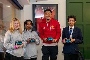 🎮 Game design 🏎️ Handling robot cars 🔴 A little help from Raphaël Varane, Jadonsancho and #ChristianEriksen 😍 What a great day for our participants who showcased their games to Manchester United stars as part of a coding challenge with DXC Technology 🤩 #STEM | #ShoulderToShoulder | Manchester United Foundation