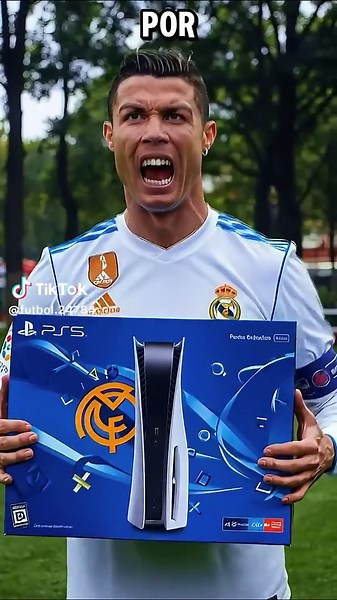 Messi le roba la Play Station 5 a Cristiano Ronaldo