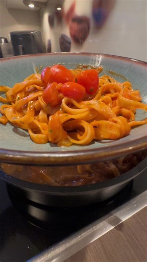 Cremige Pfannen-Nudeln mit Tomaten und Parmesan