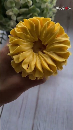 Piping Buttercream sunflower cupcakes using Wilton 124 || WooGlobe
