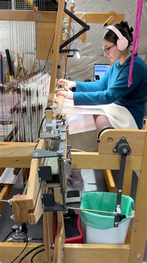 Weaving a babywrap on a 16 shaft loom #weaving