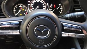 So sieht ein Digitalcockpit bei Mazda aus. Schlicht und aufgeräumt 😚 | AUTO BILD