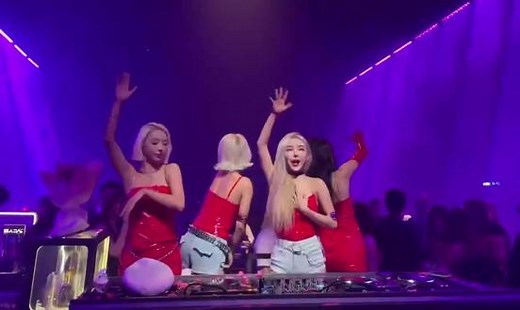 艾特你哪个单人20年的兄弟来看#ftone女团 #酒吧 #演出现场 #酒吧现场