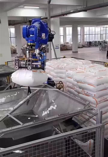 🤖Robotics Tuesday🤖❗Robot Opens Heavy Bags❗ Handling heavy industrial bags is one of the toughest, most repetitive, and injury-prone tasks in manufacturing. Now robots are stepping in - cutting,… | Marcin Gwóźdź | 91 comments