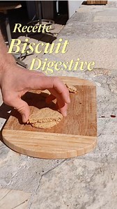 🇫🇷 Recette Biscuits Digestive 🔸 Ingrédients • 500 g flocons d’avoine • 250 g farine T80 • 250 g farine de petit épeautre intégrale • 500 g beurre • 200 g sucre semoule • 20 g sel • 15 g poudre levante • 29 g eau (ajuster selon texture) 🔧 Processus : 1️⃣ Mixer les flocons d’avoine jusqu’à obtenir une poudre grossière. 2️⃣ Sabler : beurre farines levure flocons. 3️⃣ Ajouter sucre sel. 4️⃣ Incorporer l’eau (juste assez pour former une pâte). 5️⃣ Étaler et détailler à l’emporte-pièce. 6️⃣ Cuisso