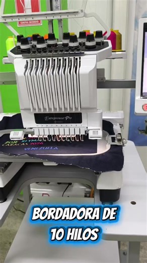 ¿Buscas la mejor bordadora industrial para tu negocio textil? 🧵 La Brother PR1000e de 10 hilos es la reina de la personalización. Mira la precisión de este bordado de logo sobre tela denim. Ideal para emprendedores que buscan calidad y rapidez en sus bordados personalizados. 🚀✨ ¿Quieres saber el precio o verla en persona? ¡Escríbenos! 🇻🇪 #bordado #bordadora #brother #textil #venezuela