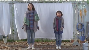 ポカリスエット新CM、オンエア開始！ 家庭内の様々なシーンで、吉田羊さんと鈴木梨央ちゃんのコミカルな掛け合いが展開。冬の乾燥にはスムーズな水分補給が大切であることを伝えます。 二人の歌声に乗せ、繰り広げられるかわいい親子の会話が見どころです♪ 「冬の乾燥にも、ポカリ、のまなきゃ。」 | ポカリスエット