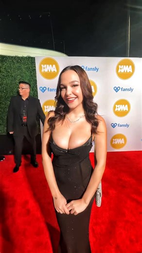 @cornstarsz on Instagram: "Quickie with Rissa May on the XMAs red carpet @rissamayofficial @xbizofficial ❤️✨"