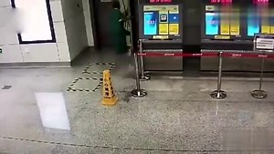 监控实拍：南宁地铁男子大便全过程
