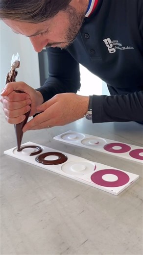 Donuts chocolat en pate à choux!! By @guillaumemabilleau #pateachoux #eclairs #chocolate #chocolat #pastry #patisserie #guillaumemabilleau @illdesignfrance #mold #siliconmold | Guillaume Mabilleau