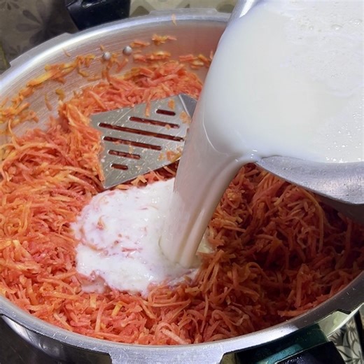 Quick Gajar Halwa Recipe in Pressure Cooker | Easy Gajar Ka Halwa | Kitchen with Tubasum