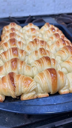 MEDIALUNAS 🥐 . MASA BASE 275 ml de leche 40 g de azúcar 1 cdita de sal fina 2 cditas. de miel 1 cdita. de edulcorante líquido 1 cdita. de esencia de vainilla 15 g de levadura fresca o 7g de levadura seca 500 g de harina 0000 75 g de manteca EMPASTE 200 g de manteca fría (que se pueda aplastar, pero no blanda ni a punto de derretirse) DURADURA 1 yema o huevo Un poco de leche Unas cucharadas de azúcar Una cera de sal ALMÍBAR 100g de azúcar 100g de agua Se lleva a hervir 1 minuto, se utiliza frío 