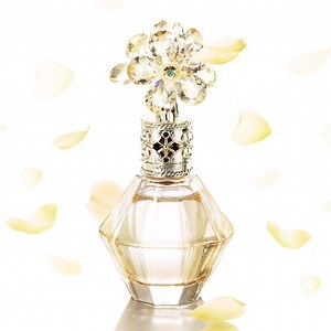 ☆Crystal Bloom☆ 永遠に輝く美しい瞬間を、きらめくような花々の香りで表現した ジルスチュアート クリスタルブルーム シリーズのフレグランスが、 3タイプ揃いました。 クリスタルのブーケをイメージした花の中心にはスワロフスキーが輝き、 咲き誇る花々の透明感と甘さのある香りが、 まとう人をより魅力的に輝かせます…♪ ＊ジルスチュアート クリスタルブルーム オードパルファン http://goo.gl/rb5kcM ＊ジルスチュアート クリスタルブルーム スノー オードパルファン http://goo.gl/3kRJ7w ＊ジルスチュアート クリスタルブルーム エターナルダズル オードパルファン http://goo.gl/G6WQzn | JILL STUART Beauty