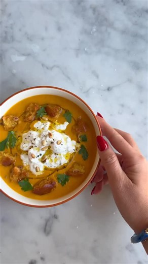Recette de Soupe au Butternut Pour 3-4 personnes Ingrédients : - 1 butternut - 2 carottes pelées, coupées en quatre - 1 oignon, coupé en quatre - 1 tête d’ail, coupée dans le sens de la largeur - Huile d’olive - 400 ml de bouillon de légumes - 250 ml de crème liquide - 1/2 burrata - Quart de baguette de pain (pour les croûtons) - 2 cuillères à soupe d’huile d’olive (pour les croûtons) - 1 gousse d’ail râpée (pour les croûtons) - Persil ciselé (pour le service) - Pignons de pin torréfiés (pour le