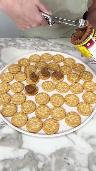Easy Mexican appetizer with Ritz crackers that everyone loves