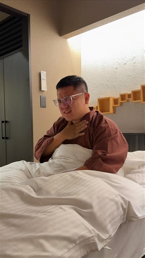 I travel to Japan often and even I got caught off guard when I fell sick. It’s not just about feeling unwell. It’s the stress of finding the right clinic, wondering if your symptoms will be treated and trying to explain everything in an unfamiliar language. That’s why having the right travel insurance matters. With Sompo Travel Insurance’s CASHLESS outpatient service, you can call for assistance to find and book an appointment with the right clinic. You just show up, see the doctor, no upfront p