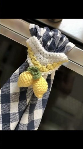 This crochet Towel Topper is so cute! And those lemons? 🍋
