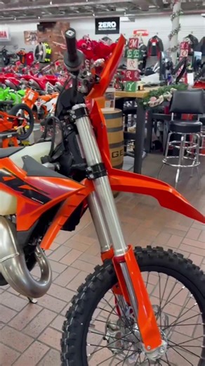 🔥🏁 2-STROKE FANS — THIS ONE’S FOR YOU! 🏁🔥 The 2025 KTM 125XC is built and on the floor at Wild West Motoplex! 🤘 🧡 New single-piece airbox 🧡 Lighter frame 🧡 New chain slider 🧡 Pure 2-stroke fun Now’s the time to snag a sick trail weapon before it’s gone! 📲 281-392-8850 🌐 wildwestmotoplex.com 📍 22515 Katy Freeway #KTM125XC #TwoStrokeLife #TrailReady #WildWestMotoplex #KTMOffRoad 🔥🏍️