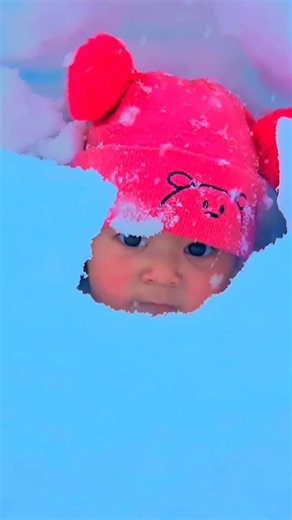 Kashmir’s Tiniest Snow Angel 🤍❄️ | Small Baby Enjoying Snow in Paradise