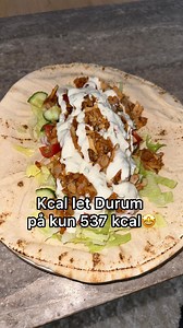 Følg @rene_macapili for flere nemme lækre opskrifter 🙏 I dag laver jeg den hurtigeste kcal lette Durum kun 537 kcal. Det du skal bruge er👇 Salat. Agurk. Tomat. 1 stk fladbrød. Rødløg. 150g kylling kebab. 25g creme fraiche light dressing. Vil du spise lækkert, nem, hurtig mad og samtidig opnå din drømmekrop👇 Skriv dig op til gratis samtale med os omkring forløb www.macapili-fitness.dk | Rene Macapili - Online Coach