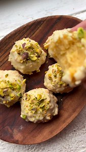 🍋 Okay okay okaaaaaay!! De hér lemon tøffel bites…. de er for vilde! 🍋🤤 Du kan lave dem selv, med rester fra feks en sandkage, lidt vanilleessens og så en masse friskpresset citronsaft som æltes i trøffeldejen indtil den får den helt rette konsistens 👌🏼 Jeg har brugt: 1 citronmåne 1 tsk vanilje essens 3 spsk friskpresset citronsaft 1 plade hvid crunch chokolade (Eller hvid chokolade med lidt knust cornflakes) Fremgangsmåde: Kagen smuldres i en skål og vanilje og citronsaft tilsættes. Trøffe
