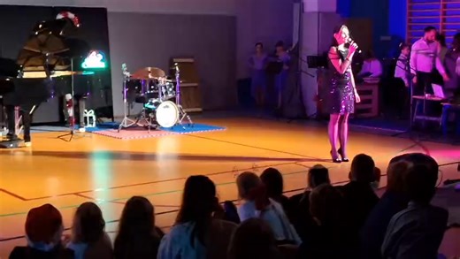 Święta Bożego Narodzenia 🎄✨ to obowiązkowo bajka o Dziadku do Orzechów 🩰🎶 i małej Klarze 👧, która we śnie 🌙 wyrusza do krainy słodyczy 🍬🍭 Muzykę do legendarnego baletu skomponował Piotr Czajkowski 🎼🎻, a po „Taniec rosyjski – Trepak” sięgnęły rytmiczki z klasy 5 💃🔥 Zapraszamy do obejrzenia interpretacji ruchowej 🩰✨ w wykonaniu wspaniałej szóstki 🌟👏 | Niepubliczna Ogólnokształcąca Szkoła Muzyczna I st. "Elementarz"