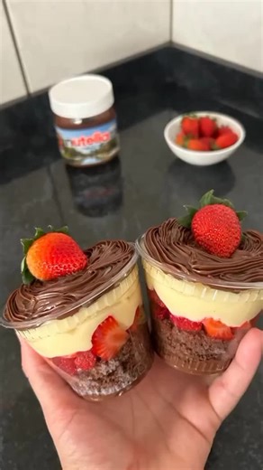 CURSOS BOLO DE POTE OFICIAL 🍫👩‍🍳 on Instagram: "👩‍🍳Aprenda a arte do bolo no pote e descubra como transformar sua cozinha em uma fonte de renda. Curso online completo com receitas exclusivas e dicas de vendas. Não perca! . . #bolos #bolo #brigadeiro #doces #bolodechocolate #bolosdecorados #bolodepote"