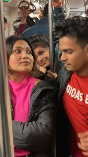 Metro me ladki ka number mil gaya pranks 🤣😂 #viral #funny #comedymove #comedy #funnycomedy #shorts