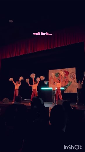 Wij zoeken leuke, enthousiaste meiden die vanaf het volgende carnavalsseizoen met ons mee komen dansen! Ben jij of ken jij diegene? Scan de QR code of mail naar moederdansmariekes@smulnarren.nl 🩷❤️💚 #foryouu #carnaval #dansmariekes #kaaiendonk