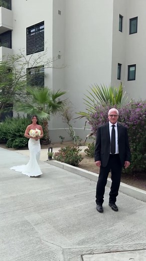 Dad 💕 #fatherdaughter #firstlook #dadsoftiktok #bride #firstlookdad #destinationwedding