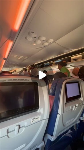 TRIPORT BY FELIPE ✈ Aviación y viajes on Instagram: "Cuando todavía ni llegamos y ya están todos parados. #aviacion #aviation #airplane #avion #funny #travel #viajar #traveler #viajero #travelblogger #avgeek #aviationlovers #aviationlife #triportbyfelipe"