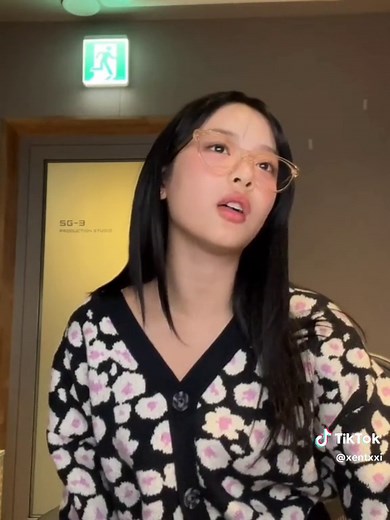 Hanni Singing 'Rewrite the Stars' Live - New Jeans Cover