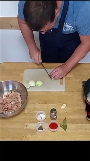 Tejfölös csirkepaprikás. ‪@Apavideok‬ Egyszerűen, gyorsan finomat. Nézd meg a teljes videót is!