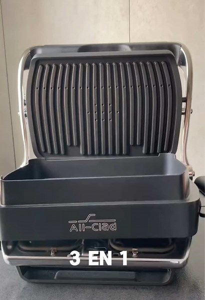 All-Clad, 3 en 1, mini-four, grill et gaufrier sans prendre trop de place dans votre cuisine. Il est doté de la technologie autosense, il détecte la quantité et l'épaisseur de la viande pour une cuisson optimale, saignant, à point et bien cuit. À vous de choisir ! Avec le All-Clad, c'est une économie d'énergie de 82% par rapport à l'utilisation d'un four traditionnel. Les temps de cuisson sont réduits et même sans préchauffage pour les gâteaux, un gain de temps. Je suis conseillère All-Clad, vou