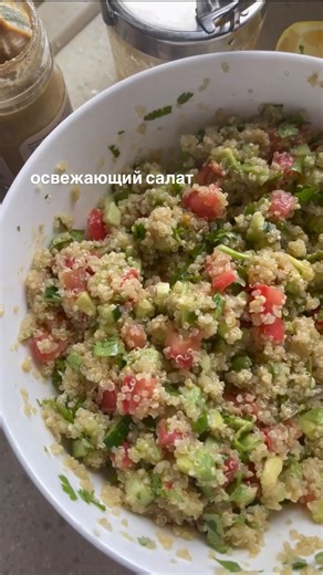 Ольга Сидак | ЖКТ | псориаз on Instagram: "Освежающий салат с киноа , овощами и авокадо Как выбрать спелый авокадо? 👇🏾 1. Лёгкое нажатие ПОДУШЕЧКАМИ пальцев 🥑 Спелый авокадо слегка пружинит и быстро возвращает форму. Если плод твёрдый -он незрелый. Если слишком мягкий и «проваливается» -он переспел. 2. Аккуратно снимите маленький «хвостик» сверху. Светло‑зелёный цвет под ним указывает на спелость. Коричневый цвет -признак перезрелости. ❗️Если черенок не снимается, авокадо, как правило, ещё не